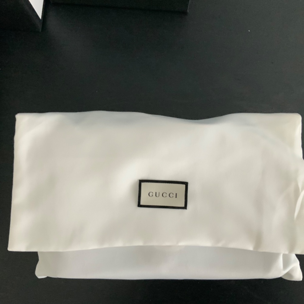 Authentic GUCCI Interlocking GG Calfskin Leather Chain Crossbody wallet inside - Picture 11 of 16